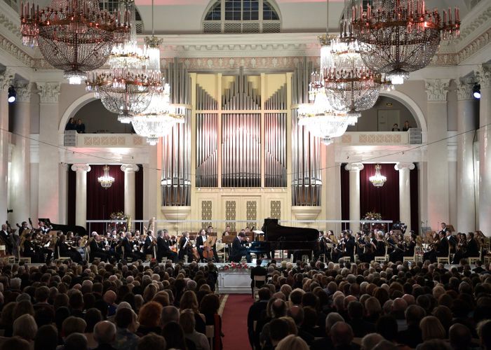 Президент России Владимир Путин направил приветствие участникам организаторам и гостям XXV Международного зимнего фестиваля Площадь искусств который открылся в Петербургской филармонии