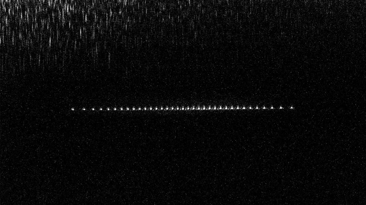 Самый мощный российский квантовый компьютер достиг 70 кубитов Это расширяет возможности практического применения квантовых вычислений и служит основой для совершенствования точности вычислительных операций В начале недели научной группой Квантового проекта из Физического института имени П Н Лебедева РАН представлен прототип 70 кубитного квантового компьютера на ионах иттербия Успешная демонстрация вычислителя прошла в ходе контрольного эксперимента фиксирующего результат развития установки Исследователи успешно реализовали квантовый регистр состоящий из 70 кубитов Также была продемонстрировала высокая точность операций однокубитной на уровне 99 98 а двухкубитной 96 1 Николай Колачевский академик РАН директор ФИАН Достижение 70 кубитного уровня квантового вычислителя говорит о том что мы научились работать со значительным количеством кубитов Это важно поскольку для демонстрации полезных алгоритмов требуется большая размерность квантового регистра Иными словами по количеству кубитов мы соответствуем мировой динамике хотя ситуация постоянно развивается и нам следует оставаться на острие Вместе с тем мы видим своей важной задачей увеличение достоверности операций Зарубежные компании проходили этот путь десятилетиями Нам предстоит его пройти намного быстрее   Подписывайтесь на ФИАН