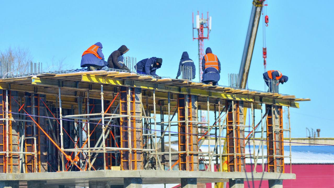 Жилье подорожает почему в рамках КРТ не строят детсады и школы Главная проблема комплексного развития в Хабаровске по мнению многих жителей состоит в том что проектируются новые ЖК и районы а социальную инфраструктуру для них никто не предусматривает Но в мэрии объяснили если обязывать застройщиков возводить школы и детсады квадрат жилья неизбежно подорожает Поэтому власти ищут другие пути решения Прочитать статью полностью Подписаться на DVHAB   Написать в DVHAB