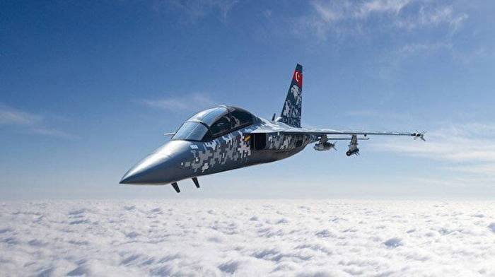 Испания закупит у Турции самолёты HÜRJET на сумму 3 12 млрд Контракт с Turkish Aerospace Industries предусматривает поставку 45 учебно боевых самолётов которые начнут поступать с 2028 года и заменят устаревшие истребители F 5 vesti az