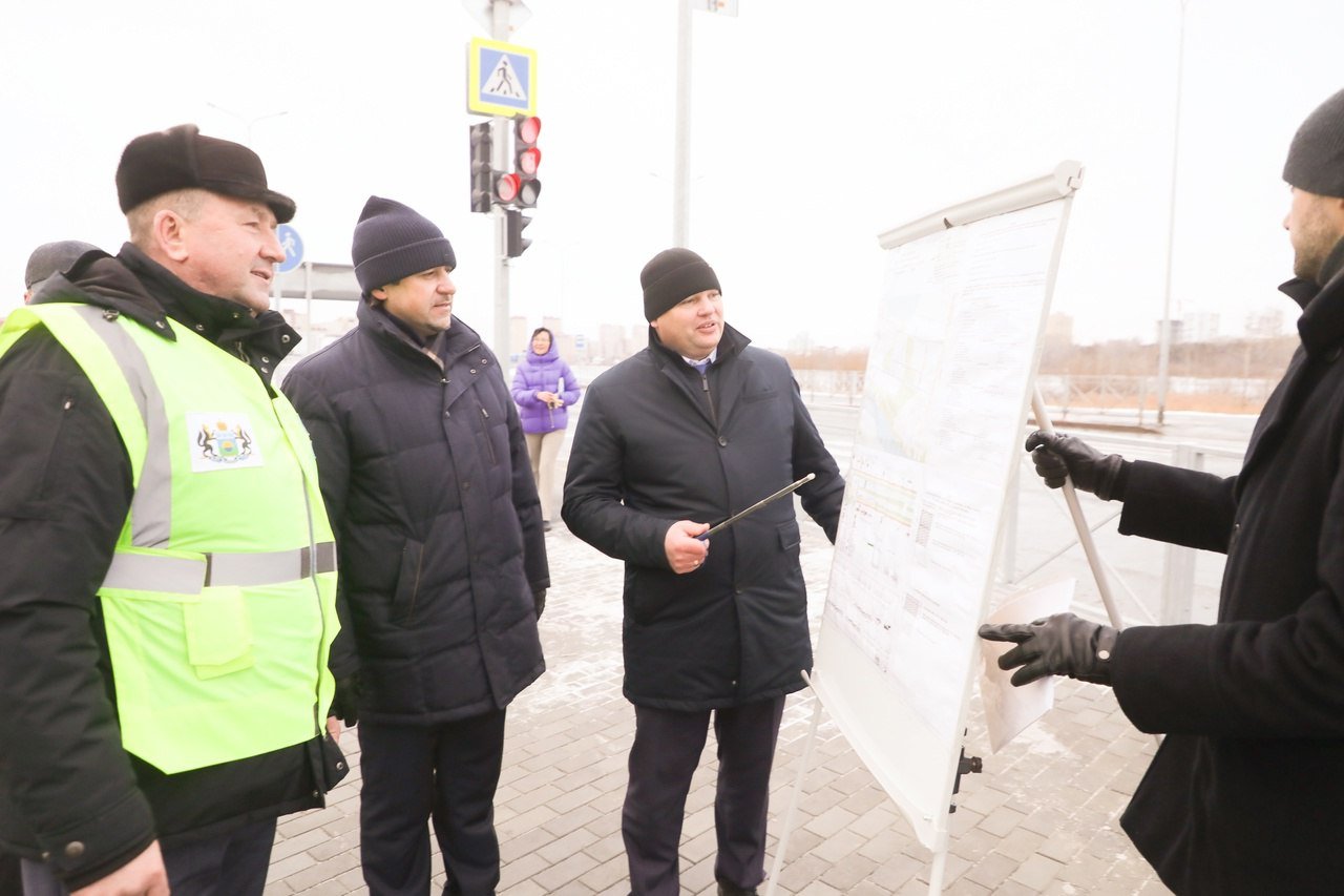 В Тюмени открыто рабочее движение по обновленной дороге в районе улиц Алебашевской-Дружбы-Мельникайте-берег реки Туры  Общая протяженность  четырехполосной дороги составляет 4,13 км. Для удобства жителей созданы широкие тротуары и велодорожка, сообщил глава Тюмени Максим Афанасьев:    "Это отличный пример того, как работы синхронизируются со строительством жилых комплексов в рамках федеральной программы "Стимул" национального проекта "Жилье и городская среда", создается важная составляющая комфортной жизни. Особые слова благодарности Губернатору Тюменской области Александру Моору за поддержку проекта".    Глава города отметил, что за последние годы в этом районе построено около 8 км дорог.