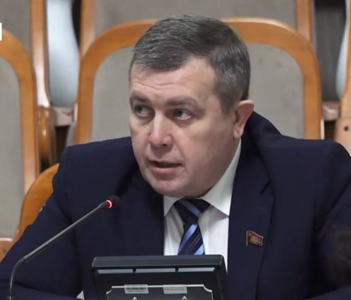 Липецкий депутат Сергей Токарев прокомментировал идею КПРФ запретить оклады ниже МРОТ   newslipetsk ru fn 1846681 html Коммунисты хотят внести поправки в Трудовой кодекс чтобы оклад не мог быть ниже МРОТ Сейчас доплаты до минимума во многих организациях начисляет сам работодатель Липецкий депутат облсовета Сергей Токарев рассказал как инициатива КПРФ поможет изменить ситуацию   Прислать новость Подписаться   Читайте нас в MAX