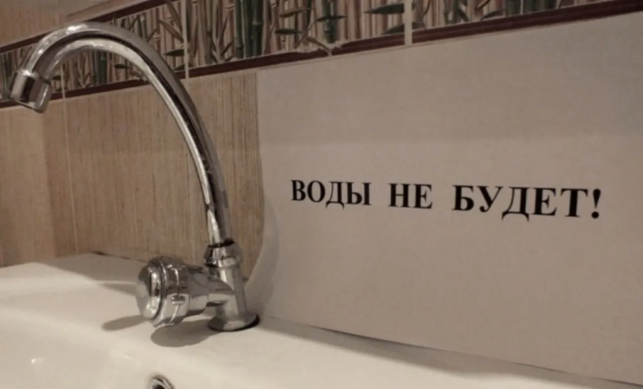 В Бердянске и пригороде отключат водоснабжение 14 апреля В связи с плановыми работами по переключению водопроводной сети 14 апреля 2026 года с 03 00 будет временно прекращено водоснабжение ряда районов города и близлежащих населенных пунктов Отключение коснется следующих территорий Микрорайоны Азмол Военный городок Ламповый АКЗ РТС поселок Кабельщиков станция Берда поселок Лиски Центральная часть города район ограниченный проспектом 12 Декабря проспектом Ленина улицами Коммунаров и Горького ПНС Морозова Мелитопольское шоссе дома 103 и 22 улица Кирова дома 3 и 52 По предварительным данным временное отключение водоснабжения затронет около 13 343 абонентов Городские службы рекомендуют жителям указанных районов заранее сделать необходимый запас воды чтобы избежать неудобств Водоснабжение будет возобновлено сразу после завершения работ по переключению Подписывайтесь на Запорожский вестник в MAX Telegram и ВКонтакте и делитесь с близкими