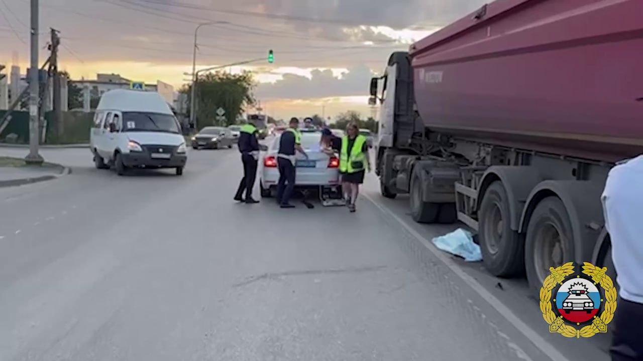 Пенсионерка погибла под колесами большегруза в Ворошиловском районе Волгограда Трагедия случилась накануне в 18:18 на улице Нежданова, 6. Момент жуткого ДТП попал на видео. Водитель грузового Volvo сбил прохожую, которая перебегала дорогу в неположенном месте – прямо перед автомобилем. При этом рядом в зоне видимости был пешеходный переход. От полученных травм 64-летняя женщина скончалась на месте до приезда скорой. Подписаться