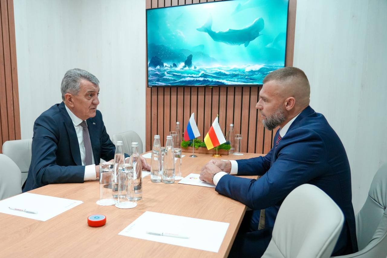 Сергей Меняйло на полях ПМЭФ провёл рабочую встречу с генеральным директором группы компаний «Гранит». Глава региона вместе с Андреем Евдокимовым обсудил вопросы сотрудничества в сфере строительства. Петербургская компания занимается проектами в области промышленного и гражданского строительства, в числе которых объекты транспортной инфраструктуры, спортивного назначения общероссийского и международного уровня, а также инвестиционные объекты премиум-класса. Вести Алания Владикавказ