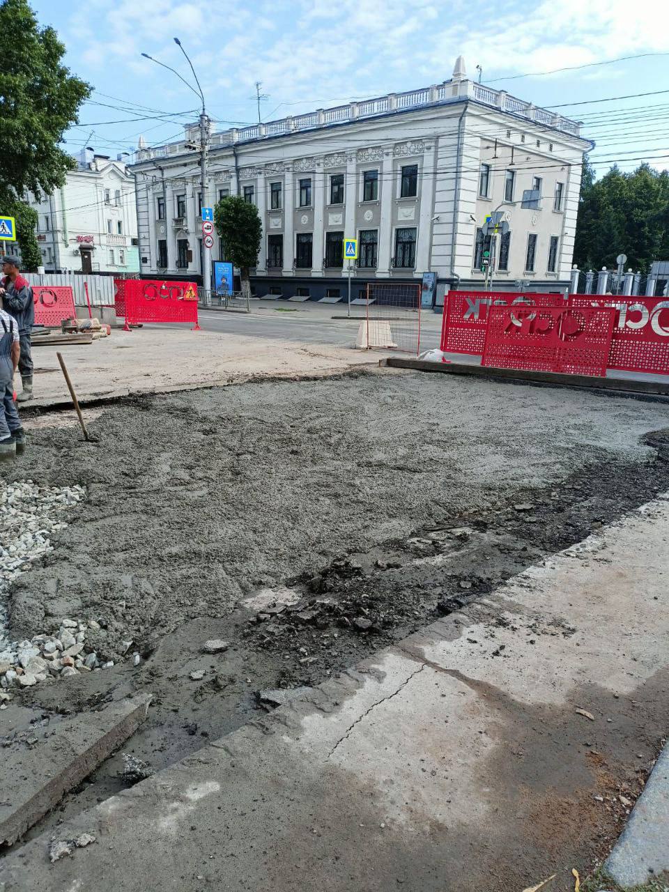 На проспекте Ленина начали бетонировать участок дороги, где проводился ремонт теплосети На месте проведения работ по модернизации магистральной теплосети на проспекте Ленина, 60 специалисты барнаульского теплосетевого подразделения СГК переложили трубы, произвели обратную засыпку и приступили к бетонированию. Завершить работы и открыть движение транспорта планируется 30 июня.