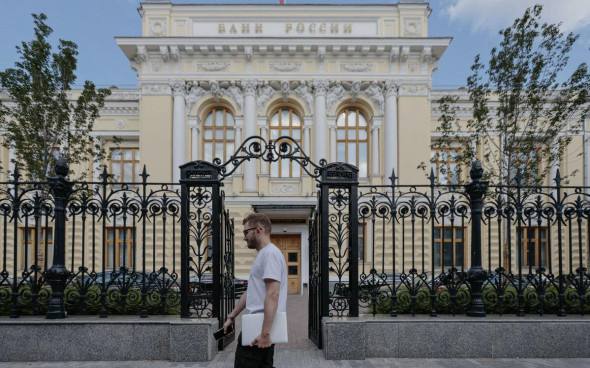 Средняя ставка по вкладам в топ-10 банков снизилась до 18,32% годовых Средняя максимальная ставка по вкладам в десятке крупнейших банков продолжает снижение, потеряв за третью декаду июня еще 0,08 п.п. Подробнее на РБК:
