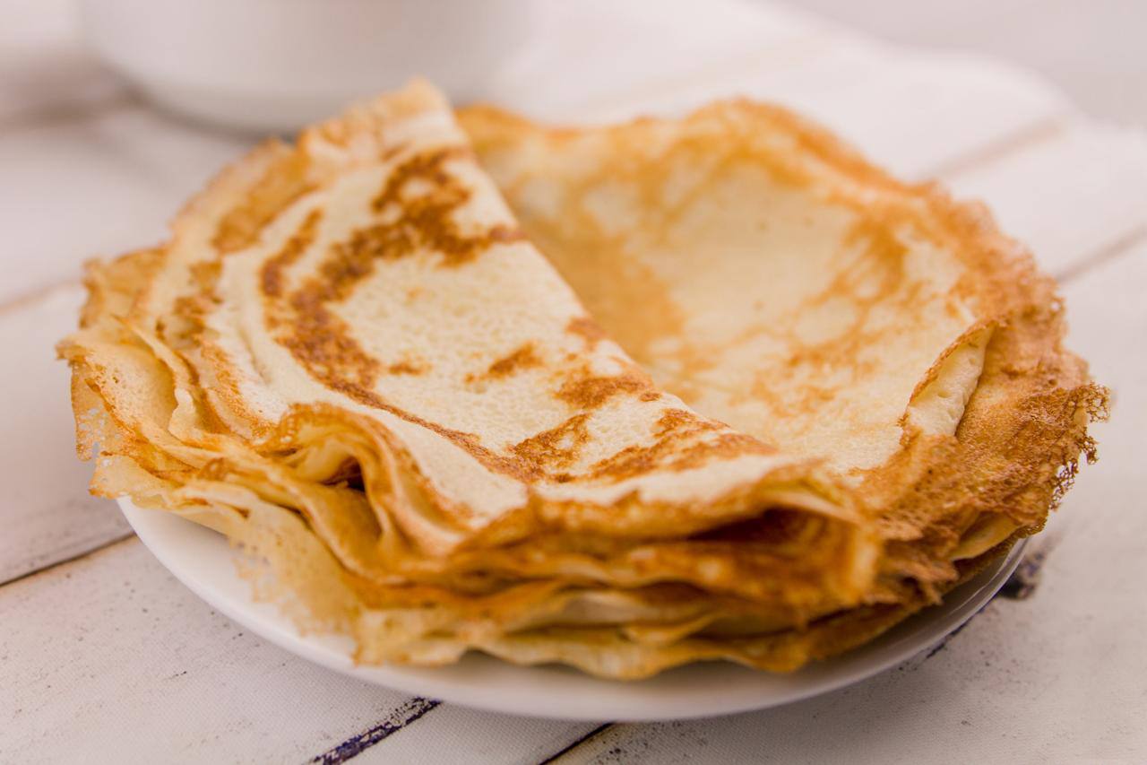 За масленицу россияне съедают около 500 млн блинов Большинство жителей России пекут блины самостоятельно 71 еще 20 ходят за блинами к друзьям и семье Готовые блинчики покупают лишь 5 а в кафе и ресторанах 4