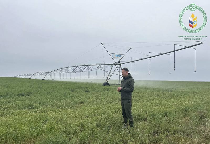 В Калмыкии запланировано расширение сельхозугодий на 3 тысячи гектаров В течение последних трех лет в Республике Калмыкия в рамках государственной программы по вовлечению сельхозземель в оборот было освоено 19 тысяч гектаров В программе сохранения и развития мелиорированных земель в сельскохозяйственном обороте уже приняли участие муниципалитеты   Кетченеровский район 7 24 тыс га   Ики Бурульский район 5 33 тыс га   Яшкульский район 3 93 тыс га   Яшалтинский район 1 37 тыс га   Малодербетовский район 1 13 тыс га В текущем календарном году запланировано проведение кадастровых работ на земельных участках общей площадью свыше 3 тысяч гектаров расположенных на территории Яшкульского Черноземельского и Малодербетовского районных муниципальных образований Министр сельского хозяйства Калмыкии Тимур Гаваев отметил что земельные участки введенные в оборот были предоставлены органами местного самоуправления фермерам для целей развития и расширения их хозяйств Присоединяйтесь к нашему официальному каналу в MAX   РИАКалмыкия РеспубликаКалмыкия БуддизмКалмыкии2026 КалмыкияМестоСилы