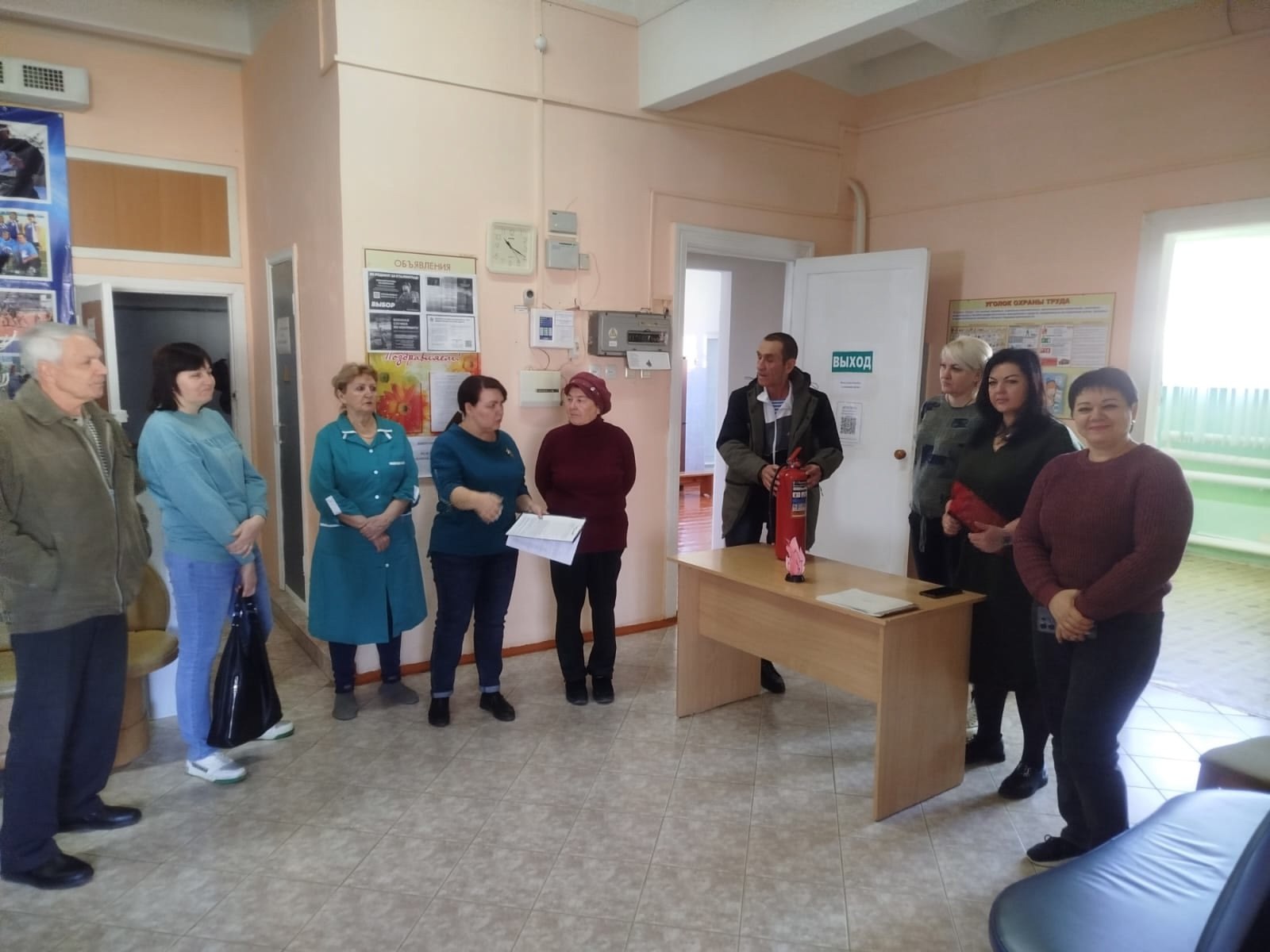 В ДЮСШ провели плановую тренировку по эвакуации людей при пожаре В ходе неё внимание было уделено совершенствованию практических навыков работников и обучающихся школы при пожаре; при угрозе террористического акта; при обнаружении бесхозных вещей и подозрительных предметов. Как сообщили в учреждении, такая тренировка проводится здесь дважды в год. Фото ДЮСШ