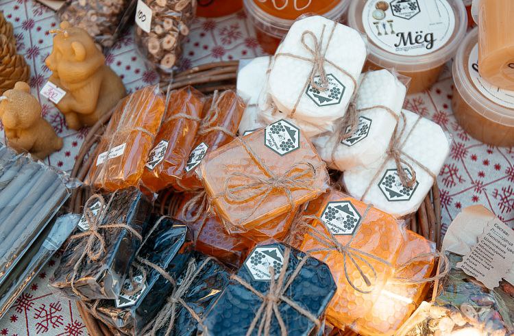 29 стран ждут продукты из Приморья.     По информации центра поддержки экспорта Приморского края, больше всего ассортимента необходимо Беларуси – более 60 позиций, включая детское питание, стекло, кормовые добавки. Причем в этом году на 42% увеличился экспорт приморских товаров в Белоруссию по сравнению с прошлым годом.      За ней следует Куба с разнообразными запросами – от рыбных консервов до запчастей к советской автотехнике.      Восемь государств хотели бы закупить морепродукты. Это Беларусь, Вьетнам, Испания, Камбоджа, Куба, Китай, Норвегия, Республика Корея, Саудовская Аравия: им нужны белая и красная рыба, кальмар, рыбная мука, икра и крабовый панцирь.     Приморский край в нынешнем году ведет внешнюю торговлю со 103 странами.