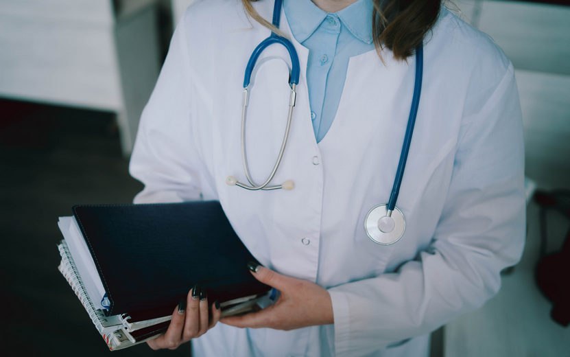 Не дали квоты В Удмуртии прокуратура защитила права 61 летней жительницы п Яр которой незаконно отказали в оказании бесплатных медицинских услуг Установлено что женщина обратилась к терапевту Ярской районной больницы с жалобами на острые боли Врач назначил ей проведение эзофагогостродуоденоскопии ФГДС не выдав при этом направление на бесплатное проведение диагностики Причиной невыдачи направления явилось отсутствие квот на бесплатное проведение медицинского обследования рекомендовано пройти его на платной основе сообщает Объединенная пресс служба судов Удмуртии Женщина обратилась в платную клинику где прошла процедуру за 3000 руб Не добившись компенсации от больницы в досудебном порядке она написала жалобу в страховую компанию В ходе экспертизы страховщики установили что в день приема за больницей оставалось 10 квот на данный вид исследования Суд взыскал с медорганизации компенсации расходов 3000 руб и морального вреда 2000 руб Подписаться на нас Telegram I MAX