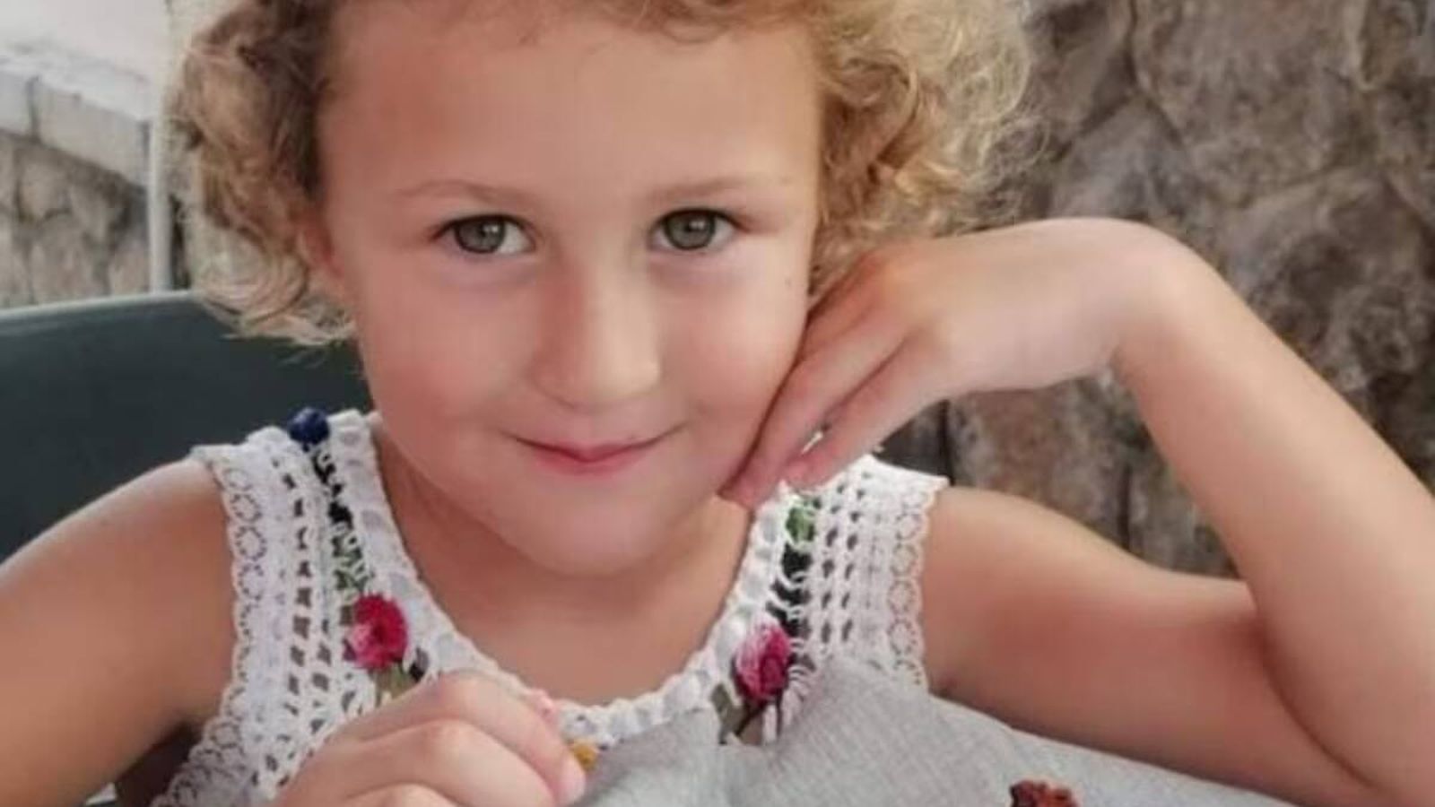 Девочка не вернулась к матери после выходных тревога в Каталонии Полиция Барселоны разыскивает пятилетнюю Джину исчезнувшую вместе с отцом В Барселоне развернулась масштабная поисковая операция уже несколько дней никто не может найти пятилетнюю Джину и её отца которые исчезли после выходных По решению суда девочка должна была вернуться к матери вечером в субботу однако этого не произошло Родственники и полиция не могут связаться с мужчиной его телефон отключён а любые попытки выйти на контакт не дали результата Дети Новости Барселона   russpain com news policiya barselony razyskivaet pyatiletnjuju dzhinu ischeznuvshuju vmeste s otcom 353866