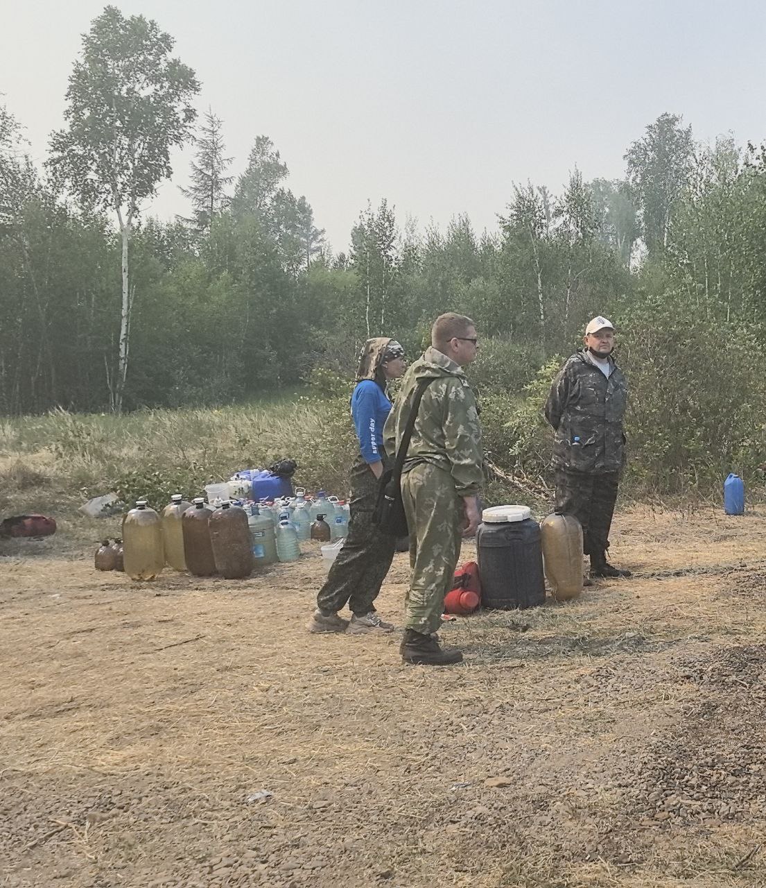 200 добровольцев привлекли на тушение пожара возле Зыково в Забайкалье Порядка 200 добровольцев привлекли для тушения лесного пожара возле села Зыково в Читинском округе. Сейчас там идёт дотушивание остывшей кромки. На месте работают бульдозеры для прокладки противопожарных минерализованных полос. От минполос, при хорошей погоде, будут проводить отжиг. По словам руководителя КГСАУ Забайкаллесхоза Алексея Байкова, отжиг нужно проводить ночью либо утром, когда ветер минимальный. Из техники там работают пожарные машины и автомобили. Фото: Пресс-службы Минприроды Забайкалья. ChitaMedia Забайкальский край
