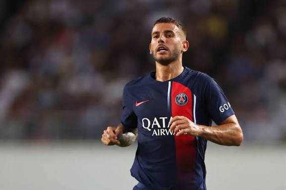 Игрока ПСЖ обвинили в торговле людьми и незаконном трудоустройстве Французская прокуратура начала расследование после жалобы колумбийской семьи работавшей на Лукаса Эрнандеса и его девушку пострадавшие заявляют о нагрузке 72 84 часа в неделю без официального договора выполняя обязанности охранника повара домработницы и няни На данный момент следственные действия продолжаются никаких санкций в отношении футболиста пока не применено