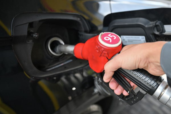 В России прорабатывается введение топливных карт для многодетных семей Поручение рассмотреть этот вопрос вице премьер Александр Новак дал Минэнерго и профильным компаниям Обращение было направлено после того как с инициативой выступила уполномоченный при президенте по правам ребенка Мария Львова Белова сообщила газета Известия Отмечается что власти начали обсуждение скидок или лимитов на получение бесплатного топлива для многодетных сообщается в письме первого замглавы Минэнерго Павла Сорокина в аппарат правительства В министерстве добавили что нефтегазовые компании которые имеют сети АЗС признают важность этого предложения но подчеркивают сложность администрирования топливных карт для отдельных групп населения Кроме того участников рынка беспокоят риски недобросовестного использования карт Подписаться на Говорит Москва Telegram VK MAX