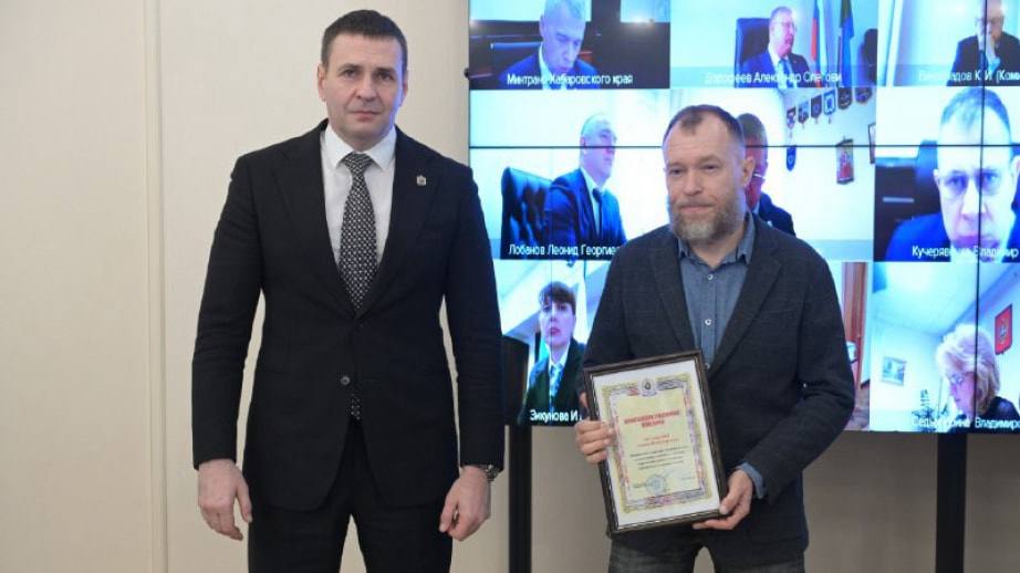 Подвиг на дамбе губернатор наградил хабаровчанина за спасение утопающего Инцидент произошел 8 января во время пробежки по дамбе Мужчина рискуя жизнью вышел на тонкий лед и вытащил пострадавшего из воды Прочитать статью полностью Подписаться на DVHAB   Написать в DVHAB