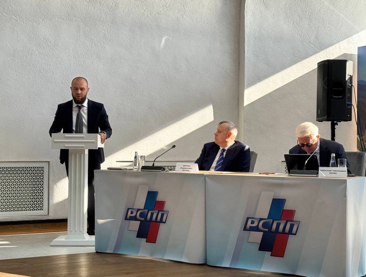 Дальний Восток и Арктика Минвостокразвития РФ VK На ВЭФ обсудят концепцию единого преференциального режима для Дальнего Востока и Арктики Об этом заявил на заседании Координационного совета региональных объединений работодателей в ДФО Статс-секретарь, замглавы Минвостокразвития России Антон Басанский. Разработка документа уже ведется в министерстве. «За последние три года мировая, российская и азиатская экономики кардинально изменились. Поэтому сложившаяся система преференциальных режимов нуждается в фундаментальной донастройке. Для повышения ее эффективности прорабатываем вопрос создания единого преференциального режима на Дальнем Востоке и в Арктике. Планируем на ВЭФ презентовать его концепцию и обсудить», – сообщил он. Префрежимы на сегодняшний день - главный инструмент господдержки предпринимателей в ДФО и на Крайнем Севере. Их резиденты реализуют более 3800 инвестпроектов на 5,5 трлн рублей. Не менее востребованными мерами поддержки бизнеса выступают также... Перейти на оригинальный пост