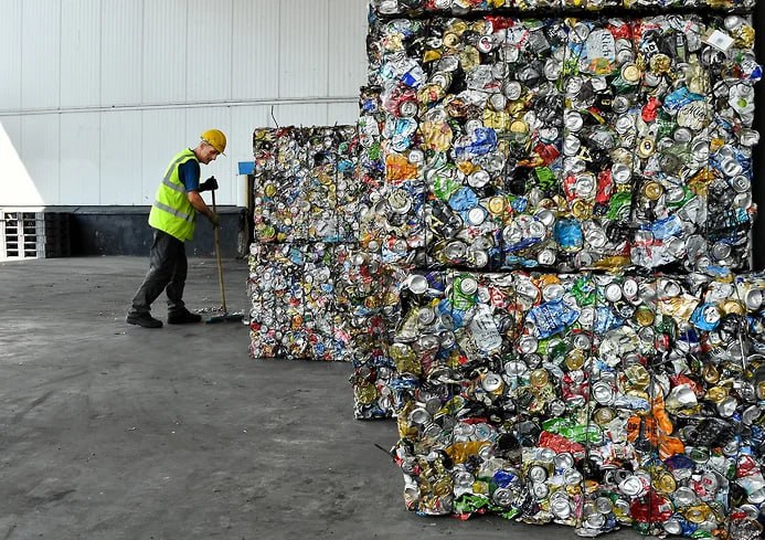 Госдума приняла законопроект продлевающий срок действия старых свалок Мусорного коллапса в регионах где действуют объекты размещения твердых коммунальных отходов не имеющие необходимой документации и обязанные закрыться с 1 января 2026 года не произойдет Госдума приняла сразу во втором и третьем чтении законопроект продлевающий срок их действия до 1 января 2028 года Поправки внесенные в документ предполагают введение жестких требований к планам по созданию замещающей инфраструктуры и личный контроль их реализации губернаторами Однако отмечают и депутаты и эксперты проблема может оказаться шире чем низкое качество контроля и отсутствие ответственных за строительство полигонов Регионам может не хватить денег на новые объекты стоимость каждого оценивается примерно в 2 млрд руб jkinvest news jkinvest