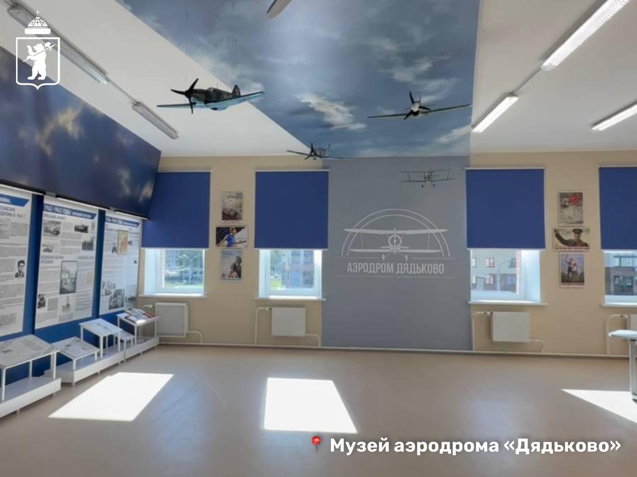 Какие патриотические проекты были реализованы в год 80 летия Победы в Великой Отечественной войне Сегодня исполнилось три года с момента вступления Артёма Молчанова в должность мэра Ярославля За это время было проведено много патриотических мероприятий но самые важные проекты воплотились в жизнь в год 80 летия Великой Победы и Год защитника Отечества Мэрия Ярославля присвоила 35 ветеранам Великой Отечественной войны звание Почётный гражданин города Ярославля в рамках поручения Президента России Владимира Путина Глава государства подчеркнул что такого звания в своем населенном пункте достоин каждый ветеран который сражался с оружием в руках Это решение стало актом благодарности за мужество и самоотверженность защитников Отечества Масштабным стал проект Капсула Победы объединивший по инициативе Ярославля 41 Город трудовой доблести 7 мая 2025 года на территории монумента Вечный огонь заложили капсулу визуально напоминающую боевой снаряд Внутрь поместили послания мэра Артёма Молчанова и ветерана участника Сталинградской битвы Михаила Николаевича Пеймера Капсулу Победы с материалами в бумажном и электронном виде вскроют в 2045 году в день 100 летия Победы в Великой Отечественной войне К 9 Мая завершилась реконструкция Воинского мемориального кладбища Работы включали демонтаж старого гранита и подпорных стенок заливку новых бетонных конструкций и облицовку гранитными плитами На территории установили лестницы пандусы новое освещение и систему видеонаблюдения Не менее значимым проектом стало создание мемориального сквера Сокол торжественное открытие которого состоялось 9 Мая Он появился на месте бывшего аэродрома Дядьково во Фрунзенском районе Центральным элементом мемориала стал настоящий истребитель МиГ 15 отреставрированный специалистами Ярославского судостроительного завода Сквер стал символом памяти о ярославских лётчиках и всех героях защищавших Родину в небе 4 сентября 2025 года в средней школе 91 Центр инженерных технологий открылся музей посвящённый истории ярославской авиации и подвигам героев Великой Отечественной войны Экспозиции музея рассказывают о судьбе аэродрома Дядьково о лётчиках фронтовиках и самолётах военного времени Особое внимание уделено истории ярославских улиц названия которых связаны с авиацией Проект приурочен к Году защитника Отечества и 80 летию Великой Победы и стал частью патриотического воспитания школьников Все эти исторические проекты направлены на сохранение памяти о героических подвигах наших предков которые защищали свою Родину и нашу свободу мэрия ярославль