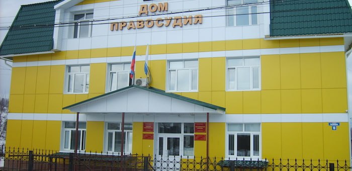 «Поверь в мечту»: фирма алтайского депутата продала властям непригодные для сирот дома  Чойский районный суд Республики Алтай признал бывшего гендиректора и совладельца ООО «Чойское ЖКХ» Хакима Новрузова виновным в мошенничестве в особо крупном размере  ч. 4 ст. 159 УК .  В 2018–2020 году компания строила четырёхквартирные одноэтажные дома в селе Чоя для расселения сирот по контрактам с минэкономразвития Республики Алтай. Три дома оказались непригодны для проживания, установили в Следственном комитете.  «[Новрузов] обманным путем организовал продажу некачественного жилья министерству регионального развития Республики Алтай, причинив тем самым бюджету республики имущественный ущерб в размере свыше 15,4 млн рублей», — рассказали в пресс-службе СК РФ по региону. Суд приговорил бизнесмена к 2 года и 10 месяца колонии общего режима.  «Чойское ЖКХ» регулярно получало государственные и муниципальные подряды. Среди заказчиков было не только региональное правительства, но и прокуратура. Всего, по подсчётам «Сибирского экспресса», республиканские власти подписали с фирмой контракты на 28 квартир для сирот общей стоимостью более 36 млн рублей.  Хаким Новрузов был депутатом чойского районного совета. Его избрали в 2018 году от «Единой России» по округу №1. По данным сервиса «Контур. Фокус», во время депутатства Новрузов вместе с другими единороссами и теми, кто выиграл выборы как формальные самовыдвиженцы, создали общественную организацию социально-культурного развития населения Чойского района «Поверь в мечту». Она до сих пор функционирует.  «Чойское ЖКХ» было признано банкротом в январе 2024 года. Партнёр Новрузова по этой фирме — Владислав Матыев. Он был соучредителем региональной общественной организации «Спортивный Совет „Олимп“» и до сих пор числится совладельцем АНО «Центр изучения и охраны камня — Алып Таш»  Сила камня .  Подписаться  Прислать новость  Помочь бустами