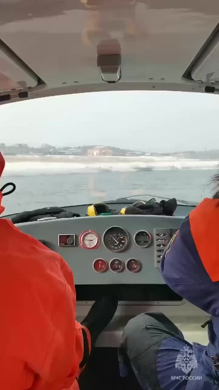 Спасение рыбаков на оторвавшейся льдине в Корсаковском районе Сахалина