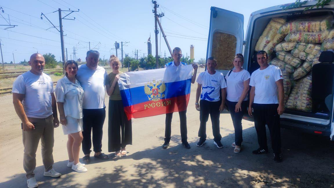 Шефы из Краснодарского края направили гумпомощь в Геническ  Жители станицы Советской Новокубанского района и местный предприниматель, известный брендом кукурузных палочек «Советские», доставили в Херсонскую область гуманитарный груз – вкуснейшие лакомства для детей из нуждающихся семей.  Встреча состоялась в Геническе, где был передан сладкий груз Ирине Викторовне Кравченко, уполномоченному по правам ребенка в Херсонской области. В мероприятии также приняли участие представители партии «Единая Россия».