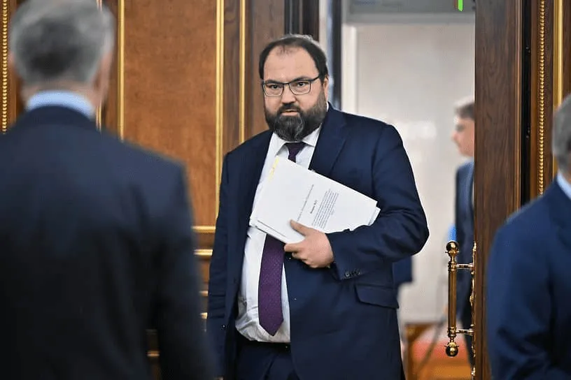 Операторы попросили Минцифры отложить введение платы за использование более 15 ГБ международного трафика в месяц узнали Ведомости Компании не успевают настроить свои системы к 1 мая 2026 года а также не понимают какой трафик считать зарубежным и что делать при превышении абонентом лимита в 15 ГБ резать скорость до минимума автоматически списывать деньги со счёта или отключать интернет vc ru money 2880192