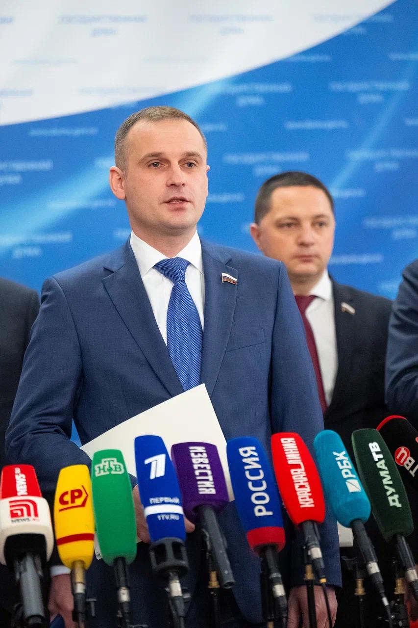 Сергей Леонов Вейпы на остановках угроза здоровью детей Замруководителя фракции ЛДПР в Госдуме Сергей Леонов заявил о поддержке законопроекта ограничивающего продажу никотинсодержащей продукции на остановках общественного транспорта По словам депутата соответствующая инициатива будет рассмотрена сегодня на пленарном заседании во втором чтении и третьем чтении Фракция ЛДПР будет голосовать за данный закон Мы считаем что никотинсодержащие продукты особенно вейпы не должны продаваться на остановках Это приводит к пассивному курению и делает такую продукцию крайне доступной для детей Невозможно проконтролировать каждую остановку продают ли там вейпы несовершеннолетним или нет подчеркнул Сергей Леонов