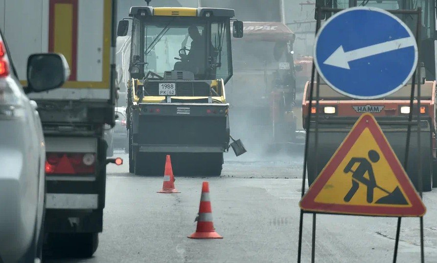 В Старожилове отремонтируют дорогу по улице Толстого О приоритетных планах по ремонту дорожных объектов в рамках национального проекта Инфраструктура для жизни информирует министерство транспорта и автомобильных дорог Рязанской области В сообщении ведомства говорится что в 2026 году в поселке Старожилово планируется провести капительный ремонт участка дороги по ул Толстого протяженностью 2 км Это одна из центральных улиц поселка она ведет к ключевым госучреждениям и местам отдыха в том числе управлению ЗАГС дому культуры отделению соцфонда парку Капительный ремонт участка предусматривает полную замену существующего асфальтобетонного покрытия на новое а также устройство основания методом холодной регенерации Помимо обновления дорожного полотна запланированы укрепление обочин устройство тротуаров и замена освещения Завершить ремонт планируют к концу августа 2026 года Обновленная улица станет удобной и комфортной для местных жителей и гостей поселка повысит уровень транспортной д