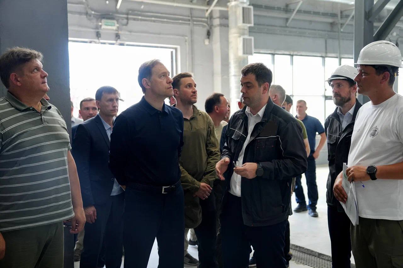 В ходе рабочей поездки в Алтайский край полпред Анатолий Серышев посетил предприятия ОПК региона Полномочный представитель Президента Российской Федерации в Сибирском федеральном округе Анатолий Серышев в рамках рабочей поездки в Алтайский край совместно с первым заместителем Председателя Правительства Российской Федерации Денисом Мантуровым посетил предприятия оборонно-промышленного комплекса. Денис Мантуров и Анатолий Серышев оценили ход работ по модернизации производственной площадки, которая позволит повысить качество выпускаемой на предприятии продукции и увеличить производительность труда. При этом Денис Мантуров обратил особое внимание руководства предприятия и региональных властей на необходимость обеспечения предприятия кадрами - в рамках реализации проекта по модернизации здесь будет создано до 1000 новых рабочих мест. Полномочный представитель в целом позитивно оценил организацию работы по удовлетворению кадровой потребности предприятий в Алтайском крае. По его словам, налажено необходимое взаимодействие между региональными органами власти и представителями предприятий ОПК. В частности, проводится обучение персонала, а также реализован комплекс мер по повышению транспортной доступности мест работы и ряду других направлений, важных для отрасли. Подробнее — на официальном портале Иркутской области.