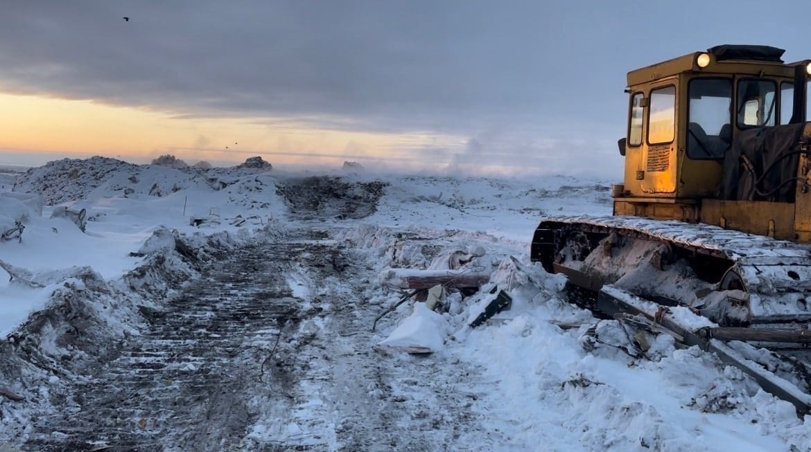 К 2030 году в 6 районах Коми появятся мобильные мусоросортировочные комплексы. Их планируют установить в Инте, Усинске, Печоре, Ижемском и Удорском районах.   Также 3 крупных объекта во обращению с ТКО появятся в Сыткывкаре, Ухте и Воркуте. С последней всё особенно сложно, из-за того что суд поставил устранить старый городской полигон.   Новый должны построить на одном из участков в посёлке Северный, который успешно прошел кадастровый учет и инженерные проверки.