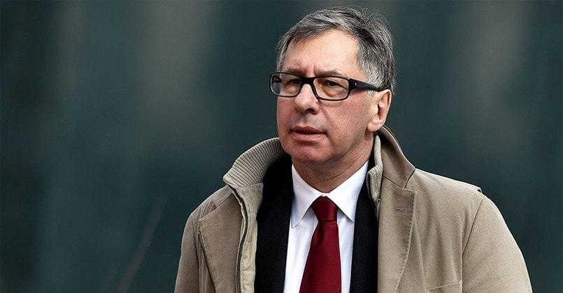 Бизнесмен и миллиардер Пётр Авен, сбежавший из России, подал заявление в Государственную полицию Латвии с требованием возбудить уголовное дело против министра иностранных дел Байбы Бражи. Поводом послужило интервью главы МИД, в котором, по словам Авена, она назвала его «личным банкиром Путина» и обвинила в «отмывании денег российского президента». Сам бизнесмен утверждает, что подобные заявления не соответствуют действительности и наносят серьёзный ущерб его репутации. Авен требует привлечь министра к ответственности по статье Уголовного закона о клевете.