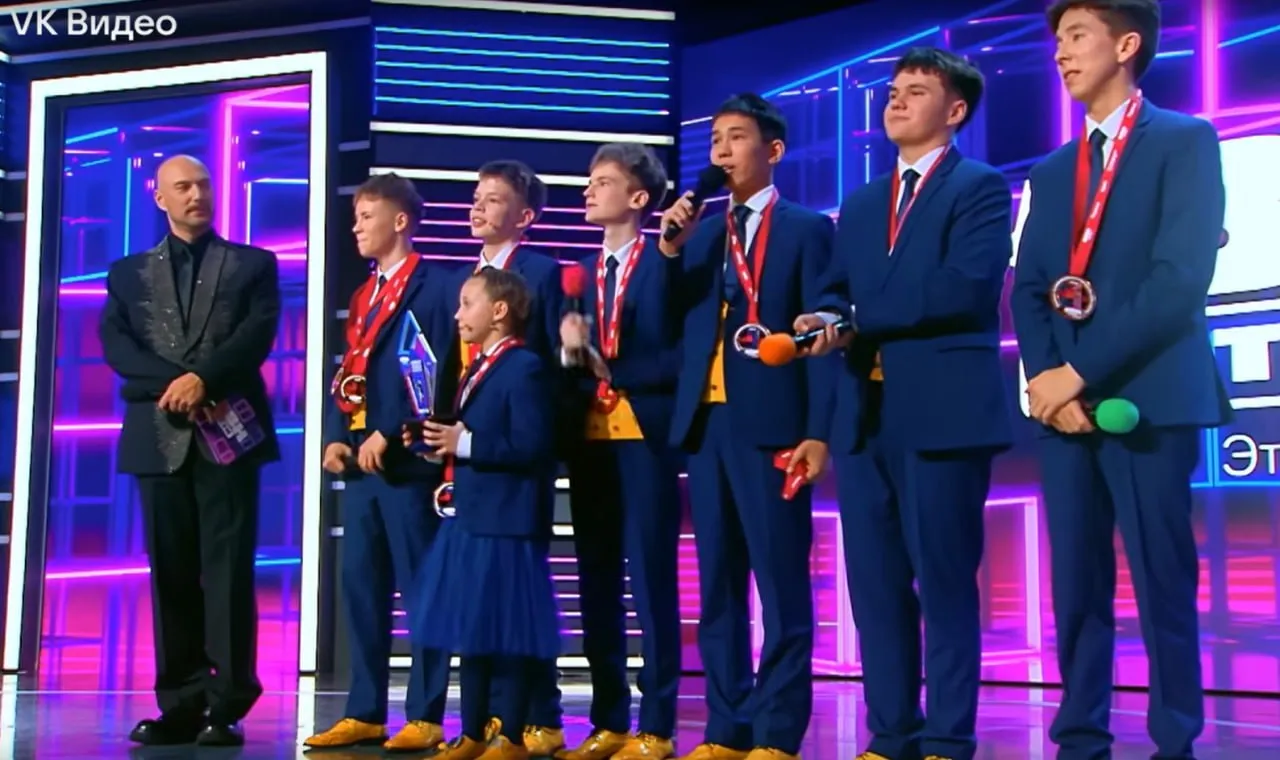 Детская сборная Забайкальского края стала чемпионом проекта КВН Дети Забайкальцы прошли весь сезон и обыграли 27 команд став лучшей детской командой в стране Представители команды рассказали что путь КВНщиков начался в августе 2025 года на фестивале в Туле там ребят заметили и позвали в проект В финальной игре которая прошла в декабре но в эфир вышла только сейчас парни сразились с командой из Брянска Блогер и ведущая Карина Кросс назвала забайкальскую команду одной из самых сильных поддерживала мальчишек на всех этапах в конце их выступления она заплакала Юморист Дмитрий Хрусталёв отметил отличную хореографию читинцев и назвал их идеальной командой   поздравляем Скриншот из видео во ВКонтакте проекта КВН Дети Чита Ру в MAX