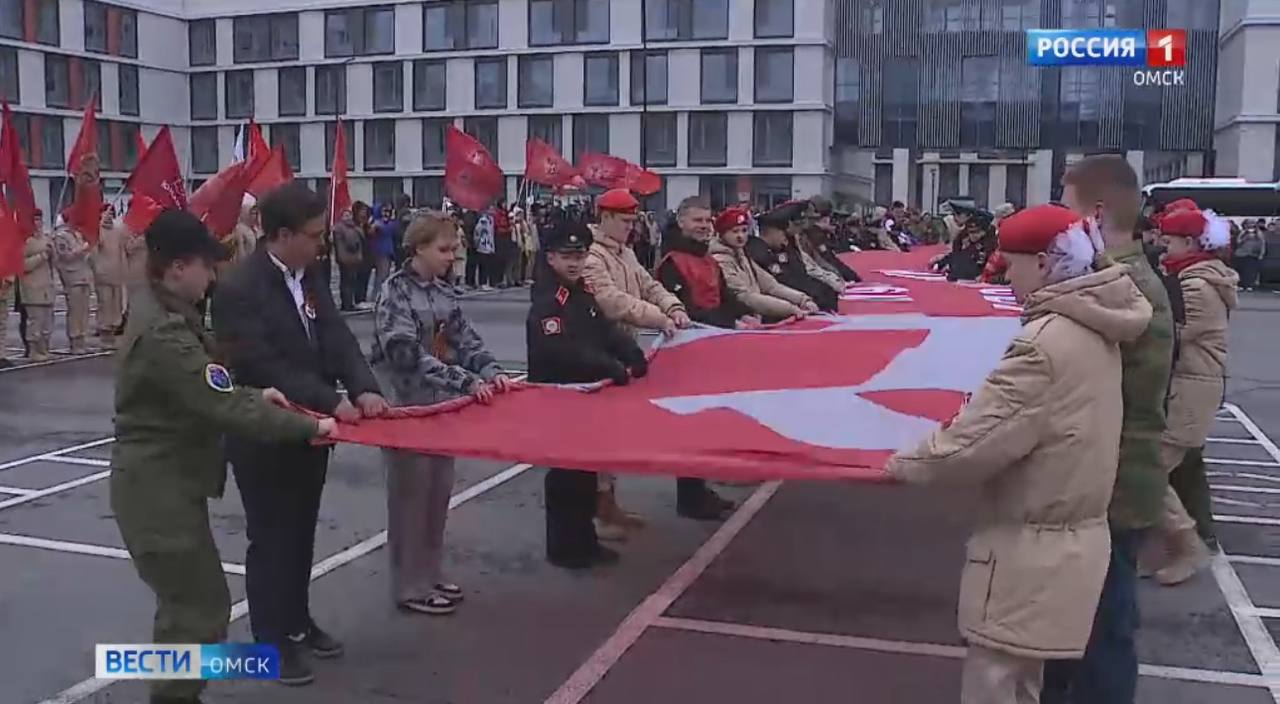 Автопробег «Дорогами Бессмертного полка» пройдет в Омской области. Патриотический автопробег «Дорогами Бессмертного полка» пройдет в Омской области в честь юбилея Победы. Традиционное мероприятие стартует 2 мая в 10:00 на бульваре Победы. Колонна автомобилей отправится по двум районам региона: сначала направится в Нововаршавский, а затем в Одесский. В рамках акции участники смогут возложить цветы к мемориалам, и развернуть масштабную копию Знамени Победы. Для местных жителей организаторы подготовили насыщенную программу. • Посетители смогут ознакомиться с выставками военной техники и работы поискового отряда «Поиск», попробовать свои силы в сборке и разборке автомата АК-74, пострелять из пневматического оружия и принять участие в занятиях по картингу. • Культурная часть программы включает выступления Сибирского хореографического ансамбля «Русь» и певца Алексея Классина. Подписаться Написать в редакцию