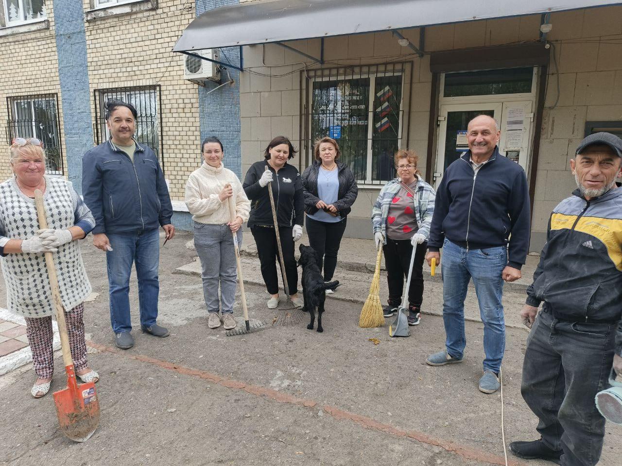 В Геническом округе продолжаются субботники в честь 3 летия воссоединения с Россией Жители Генического округа продолжают активно готовиться к значимой дате третьей годовщине воссоединения Херсонской области с Российской Федерацией Сегодня сотрудники Новоалексеевского территориального отдела администрации Генического МО вышли на субботник чтобы преобразить родной поселок Они привели в порядок территорию местного сквера и прилегающую к административному зданию площадь Такие мероприятия не только делают наши населенные пункты чище и уютнее но и наглядно демонстрируют сплоченность и ответственность жителей за свой край Благодарим всех участников за их труд и неравнодушие Вместе мы создаем комфортную и красивую среду для жизни