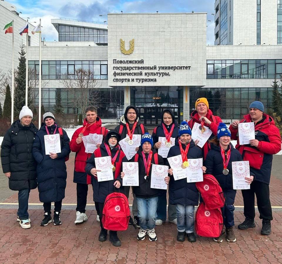 Сахалинцы взяли 11 медалей на Всероссийской спартакиаде Специальной Олимпиады   Более 300 спортсменов из 24 субъектов Российской Федерации приняли участие в соревнованиях по лыжным гонкам и беге на снегоступах на Всероссийской спартакиаде Специальной Олимпиады в Казани. Честь островного региона защищали 9 атлетов, в том числе Виолетта Тойчиева, Матвей Кормачев, Артур Шитиков, Олег Авдеев, Дарья Заводчикова, Полина Захарова, Сергей Тишкин, Александр Дзюба и Анна Сыропятова.   По итогу соревнований сахалинцы получили 4 золотых, 3 серебряных и 3 бронзовых медалей, а также 1 серебро в командном зачете.   В беге на снегоступах на дистанции 400 метров Виолетта Тойчиева заняла почетное третье место. На дистанции 100 метров серебро у Матвея Кормачева. На отрезке 200 метров Артур Шитиков занял второе место, а Олег Авдеев – третье. 400 метров быстрее всех преодолел Олег Авдеев и стал абсолютным победителем. В командном зачете эстафеты 4х100 метров Виолетта Тойчиева, Артур Шитиков, Олег Авдеев заняли второе место.  В лыжных гонках на дистанции 1 км первое место завоевала Дарья Заводчикова, также она стала третьей на трассе 2,5 км. Полина Захарова заняла второе место на дистанции 100 м. Сергей Тишкин стал абсолютным лидером на дистанции 2,5 км в свободном стиле. Александр Дзюба взял бронзу на дистанции 7,5 км.   Анна Сыропятова и Полина Захарова вошли в состав сборной Сахалинской области по лыжным гонкам. Атлеты получили памятные медали и грамоты участников спартакиады.