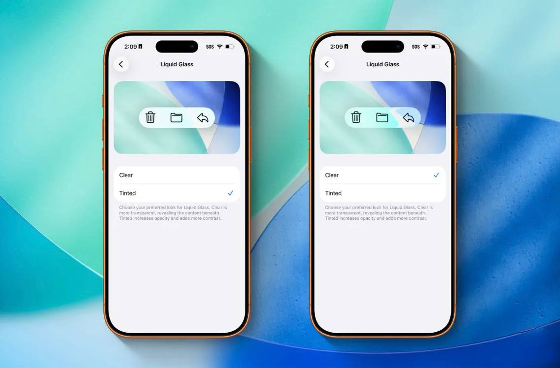 В iOS 26 1 появилась настройка прозрачности интерфейса В настройках экрана теперь можно выбрать вариант оформления операционной системы прозрачный или однотонный Последний повышает контрастность и делает объекты более матовыми Нововведение позволяет менять прозрачность не только в штатных приложениях но и в сторонних Аналогичный тумблер появился в iPadOS 26 1 и macOS 26 1   www iphones ru 1341876 новости iphonesru