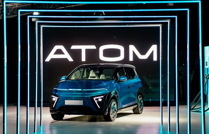 Старт продаж электромобиля Атом намечен на весну этого года сообщил глава Минпромторга РФ Антон Алиханов выступая на международном форуме новых материалов химии и технологий Atmexpo 2026 Проект электромобиля Атом реализует АО Кама которое было зарегистрировано летом 2021 г при участии гендиректора КАМАЗ Сергея Когогина Позже в состав акционеров АО вошел и сам КАМАЗ а среди крупных партнеров проекта появился Росатом В проекте также участвует в том числе РФПИ Старт серийного выпуска Атома на Москвиче планировался на 2025 г но был сдвинут на этот год Компания производитель заявляла о желании поставлять машины в города миллионники для таксопарков и каршеринга Фото РИА Новости interfaxonline