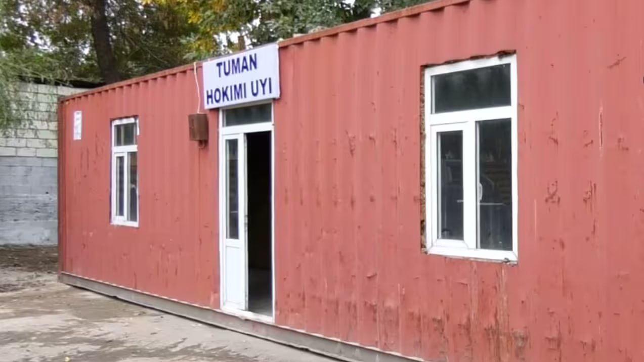 В Намангане хоким района переселился в контейнер после критики президента После визита Шавката Мирзиёева в махаллю с трудными условиями для проживания главе районной администрации было поручено переселиться переехать в старое здание махалли Данное поручение было выполнено   uznews uz ru news 103559 uznews