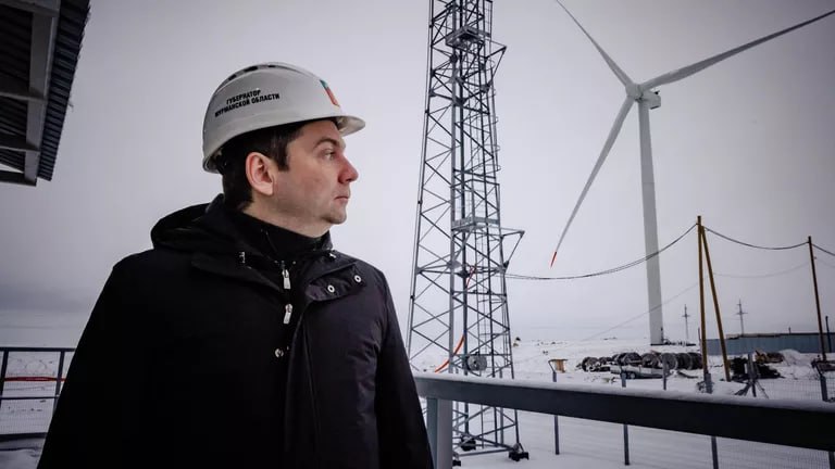 Андрей Чибис представил проект Трансарктического транспортного коридора на заседании глав субъектов при МИД России В Москве прошло 45 е заседание под председательством Сергея Лаврова где ключевой темой стало развитие Арктики и международное сотрудничество Мурманскую область представлял губернатор Андрей Чибис Он рассказал о проекте ТТК и подчеркнул что инициатива уже получила поддержку президента По словам губернатора Арктика сегодня стратегическая территория в которую за последние годы вложено свыше 35 трлн рублей а в макрорегионе реализуется более 1000 проектов Особое внимание Чибис уделил роли Мурманского транспортного узла одному из двух ключевых хабов ТТК наряду с Владивостоком В городе планируют создать многофункциональный терминал для перевалки грузов Беларуси и продолжить сотрудничество с Китаем по контейнерным перевозкам через Севморпуть Также губернатор напомнил о предложениях по созданию сервисной базы для рыбопромыслового флота и научно образовательного центра на Шпицбергене Сергей Лавров подтвердил что Россия сохраняет прагматичный курс на международное сотрудничество в Арктике С любовью к Арктике Arctik Obline