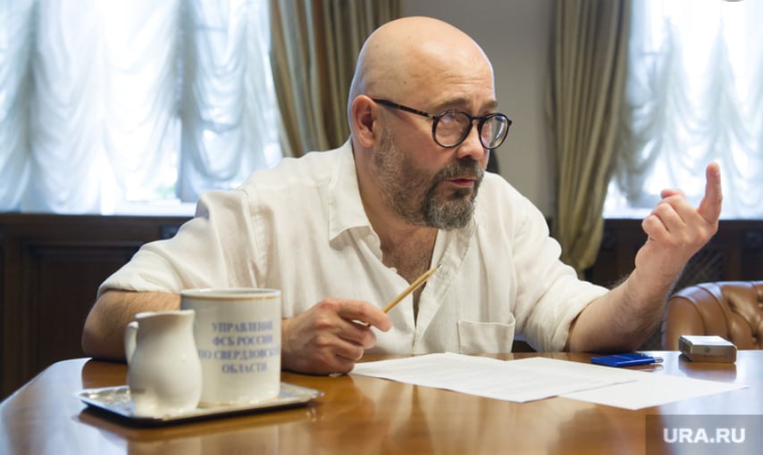По мирному национализировать Облкоммунэнерго предложил Генпрокуратуре миллиардер Артем Биков Но безуспешно Обращение о заключении мирного соглашения Корпорация СТС выдвинула на сегодняшнем заседании сообщил источник 66 RU в компании Обсуждалось три варианта Сибирско Уральская энергетическая компания входящая в корпорацию полностью передает акции Облкоммунэнерго государству передает все дивиденды государству оплачивает благотворительный взнос который устроит истца Представитель прокуратуры уточнил что ведомство подобные мировые соглашения не заключает Судья ходатайство отклонила Генпрокураткра требует обратить в доход государства более 80 компаний связанных с бизнесменами Артемом Биковым и Алексеем Бобровым В ведомстве считают что подконтрольная предпринимателям Корпорация СТС монополизировала генерацию поставки электроэнергии и обращение с бытовым мусором в регионах УрФО Фото Антон Белицкий URA RU   Новости из Екатеринбурга