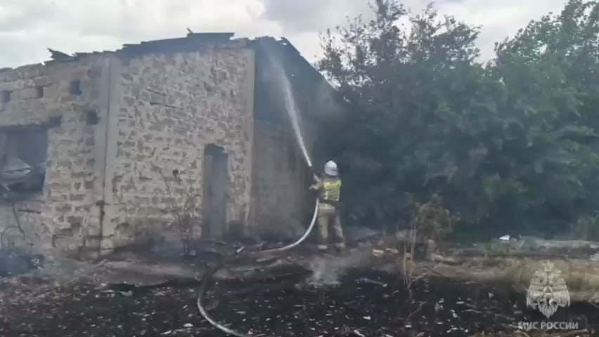 В Джанкойском районе ликвидирован пожар на площади 800 кв. м В Джанкойском районе Республики Крым успешно ликвидировано возгорание на объекте складского назначения. Пожар, локализованный на кровле здания в селе Светлое, был оперативно подавлен силами 6-го пожарно-спасательного отряда МЧС России. Для предотвращения распространения огня на прилегающую территорию и соседние строения пожарными была незамедлительно проведена опашка периметра. Благодаря слаженным и профессиональным действиям огнеборцев распространение пламени удалось ограничить. Огонь был полностью потушен на площади 800 квадратных метров. Важным результатом проведённой операции стало полное отсутствие пострадавших среди населения и личного состава. Причины возникновения возгорания в настоящее время устанавливаются экспертами. : ГУ МЧС России по РК ВЕСТИ КРЫМ