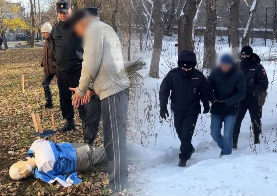 Изверга искали почти 20 лет случайная деталь помогла раскрыть серию убийств пяти женщин Мужчина с алыми пятнами на руках ранним утром спокойно зашел в трамвай Кондуктор не смогла отвести взгляд слишком уж такая странность бросалась в глаза Эта деталь всплыла спустя 18 лет и помогла раскрыть серию жестоких убийств женщин в Челябинске Точка в деле которое тянулось с 2007 года наконец поставлена а обвинение предъявлено 57 летнему жителю Коркино   Подписаться на chelkp Мы в MAX