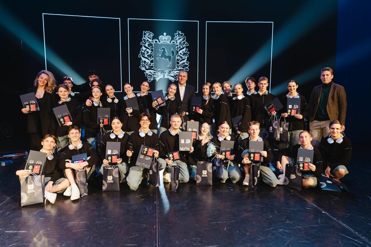 Началось голосование за звание Молодёжной столицы России у Томска есть все шансы Ранее мы писали что Томск стал финалистом всероссийского конкурса Молодёжная столица России 2026 В списке также Вологда Салехард Смоленск Сыктывкар и Челябинск Более 100 000 студентов студенческие отряды и масштабные фестивали делают Томск центром молодёжной жизни Сибири Итоги подведут 20 декабря в Москве на Всероссийской премии молодёжных достижений Время молодых Голосование открыто до 20 декабря на сайте Но томичи которые здесь прописаны не могут отдать голос за свой город Зато можно попросить иногородних друзей проголосовать за Томск Фото Молодёжный центр СПО