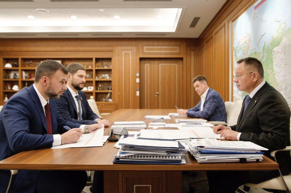 В Минстрое РФ обсудили проект Плана мероприятий по снижению дефицита воды в ДНР В совещании приняли участие глава Минстроя РФ Ирек Файзуллин Глава ДНР Денис Пушилин и сенатор РФ Александр Волошин Участники обсудили ключевые положения плана разработанного министерством и региональными органами власти республики Читать полностью Фото ТГ канал Минстроя РФ  Подпишись на нас в MAX