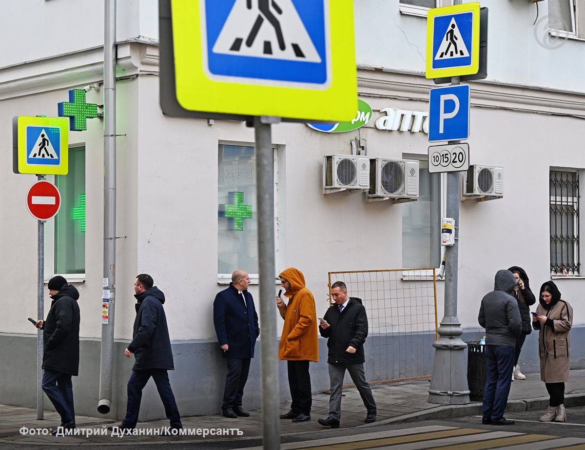 Из российских аптек начал исчезать нейролептик на основе квентиапина Сероквель один из самых популярных оригинальных препаратов для терапии шизофрении психозов биполярного расстройства и других подобных заболеваний Нехватка лекарства связана с передачей прав на него от британско шведской AstraZeneca к немецкой Cheplapharm начатой еще в 2019 году а также переносом производства Врачи отмечают что сейчас у Сероквеля достаточно много дженериков и переход на них пациентов принимавших до этого оригинальное средство как правило проходит безболезненно Ъузнал