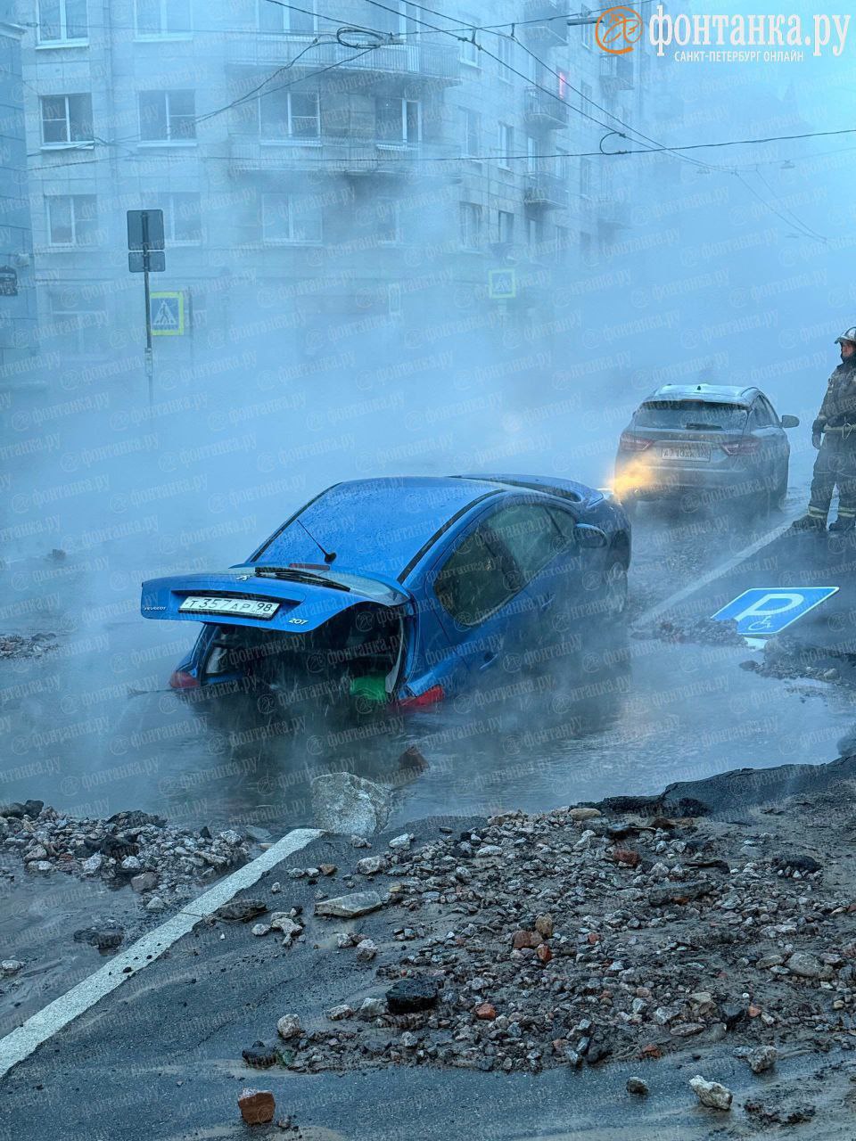 В Питере машина провалилась под землю из за мощного прорыва трубы bankrollo