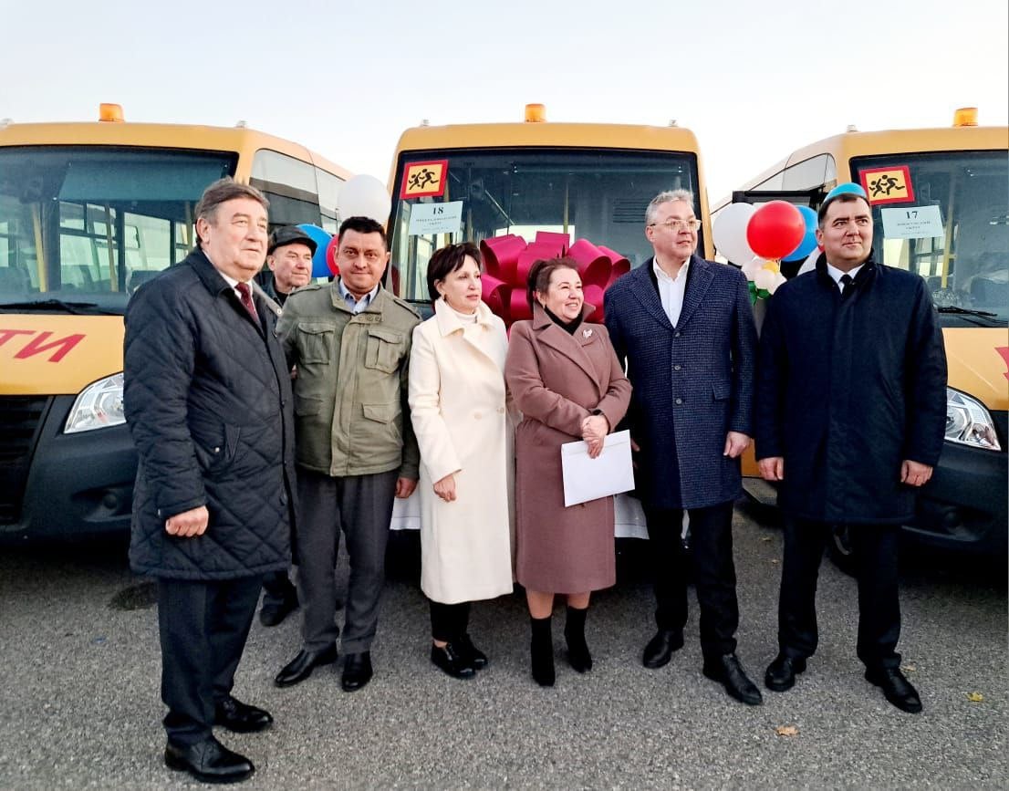 Автопарк минераловодской школы пополнился новым транспортом  Накануне в Минеральных Водах губернатор Владимир Владимиров вручил муниципалитетам и образовательным учреждениям Ставрополья ключи от 39 единиц школьного транспорта.  Среди них и СОШ № 14 х. Красный Пахарь Минераловодского округа.  Учебное заведение, рассчитанное на 1300 человек, нуждалось в дополнительном транспорте.  «Мы используем школьный автобус ежедневно, осуществляем подвоз детей с отдалённых улиц хутора, ведь географически Красный Пахарь имеет протяжённую территорию, – рассказала директор школы № 14 Ирина Смекалова. – Теперь, когда у нас два автобуса, у детей сократится время ожидания транспорта и подвоза. Это удобно и комфортно!В ближайшее время газель выйдет на линию».  Новые современные автобусы отечественных марок вместимостью 23 человека каждый поступили в Ставропольский край благодаря краевой госпрограмме «Развитие образования» и федеральной программе «Школьный автобус».   В 2024 году это уже вторая партия транспорта, поступившая в край для обновления школьного автопарка.   Сегодня школьные автобусы ежедневно подвозят на учебу почти 18 тысяч детей из 480 населенных пунктов. С 2015 года регион получил 531 такой автобус. В Минераловодском округе в прошлом году школа № 9 в с. Розовка получила вместительный автобус, всего в округе задействованы 32 транспортных средства.