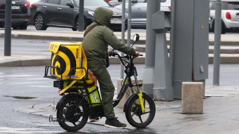 Средняя зарплата курьеров в Пермском крае достигла 150 тысяч рублей, что вдвое превышает доход специалистов с высшим образованием, пишет «РБК-Пермь» со ссылкой на HeadHunter.  В 2024 году медианная зарплата курьеров составляла 113,5 тыс. рублей, а в январе 2025 года она выросла до 144 тыс. рублей. Аналитики отмечают резкий рост доходов курьеров, связанный с высоким спросом на доставку и кадровым дефицитом в сфере логистики.  Источник    ЧП Пермь    Прислать новость